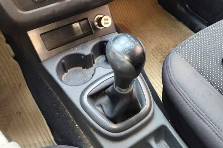 Used Dongfeng Fengon 330 2014 1.5L Manual Utility Version DK15 Gear Lever