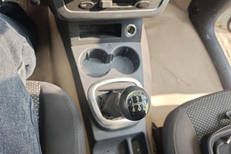 Used Dongfeng Fengon 330 2014 1.5L Manual Utility Version DK15 Gear Lever