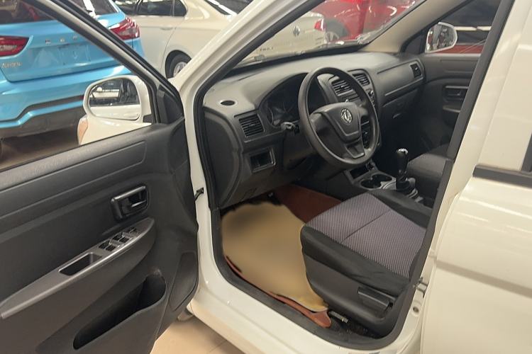 Used Dongfeng Fengon 330 2014 1.5L Manual Utility Version DK15 Interior 2