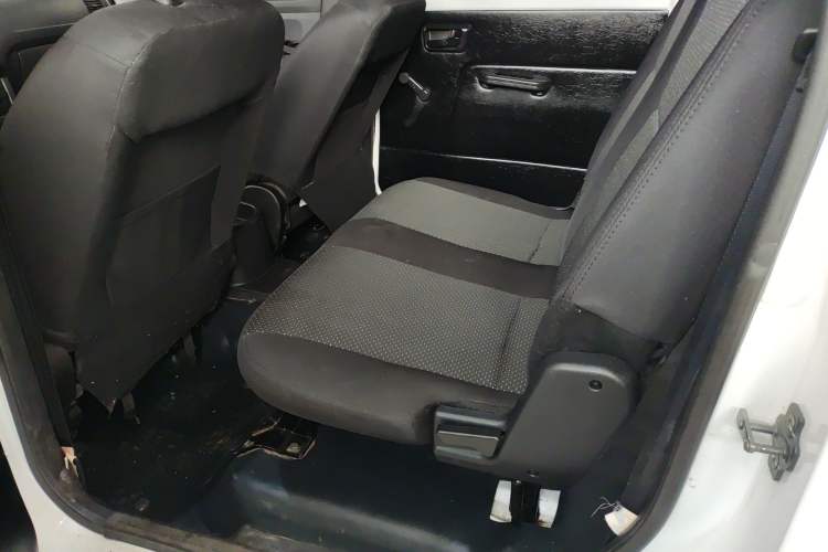 Used Dongfeng Fengon 330 2014 1.2L Manual Practical Version DK12-07 Interior 4