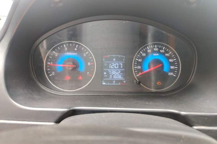 Used Dongfeng Fengon 330 2014 1.2L Manual Practical Version DK12-07 Odometer Close Up