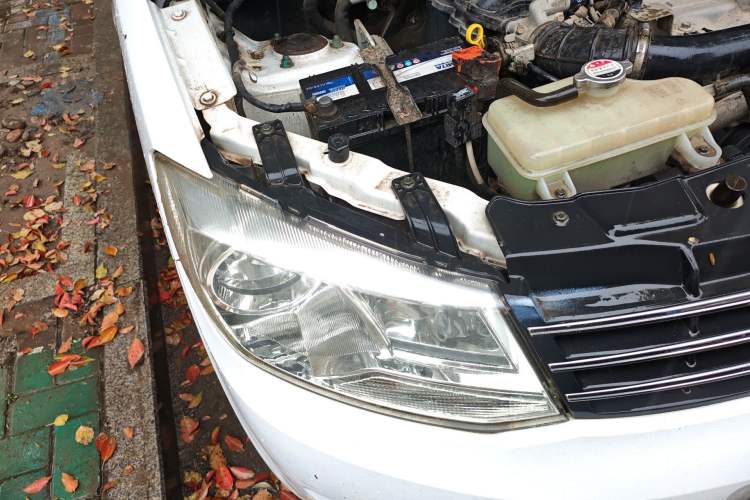 Used Dongfeng Fengon 330 2014 1.5L Manual Standard Edition DK15-02 Right Front Headlight
