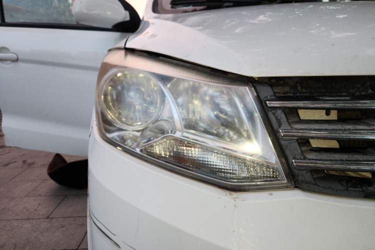 Used Dongfeng Fengon 330 2014 1.5L Manual Standard Edition DK15-02 Right Front Headlight