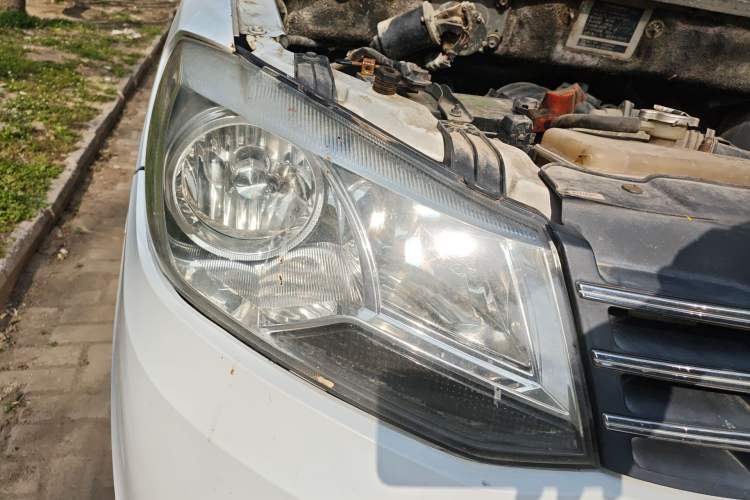 Used Dongfeng Fengon 330 2014 1.5L Manual Comfort Version DK15-02 Right Front Headlight