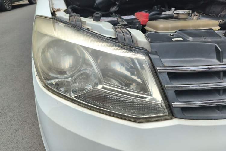 Used Dongfeng Fengon 330 2014 1.5L Manual Comfort Version DK15-02 Right Front Headlight