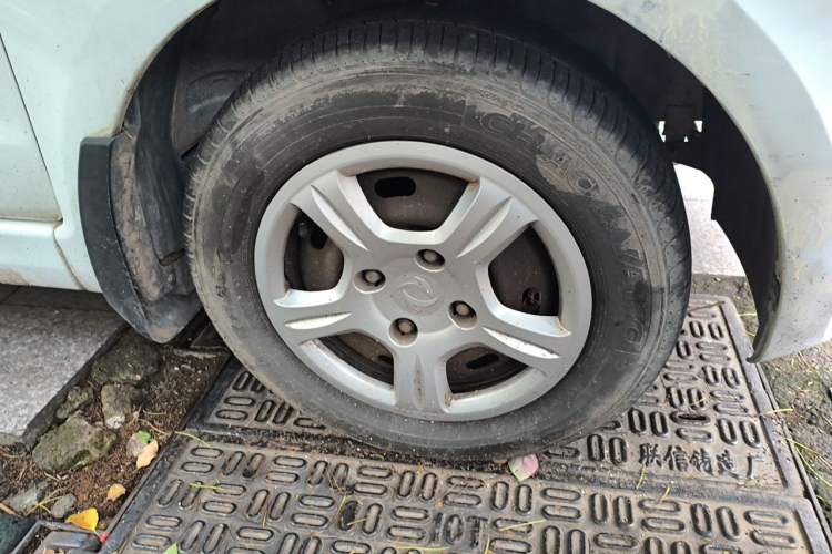 Used Dongfeng Fengon 330 2014 1.5L Manual Utility Version DK15 Right Front Wheel Hub