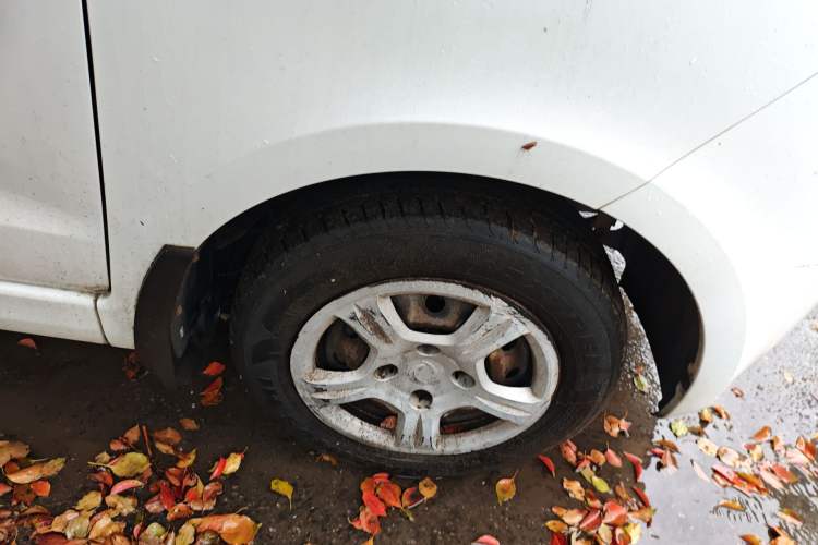 Used Dongfeng Fengon 330 2014 1.5L Manual Standard Edition DK15-02 Right Front Wheel Hub