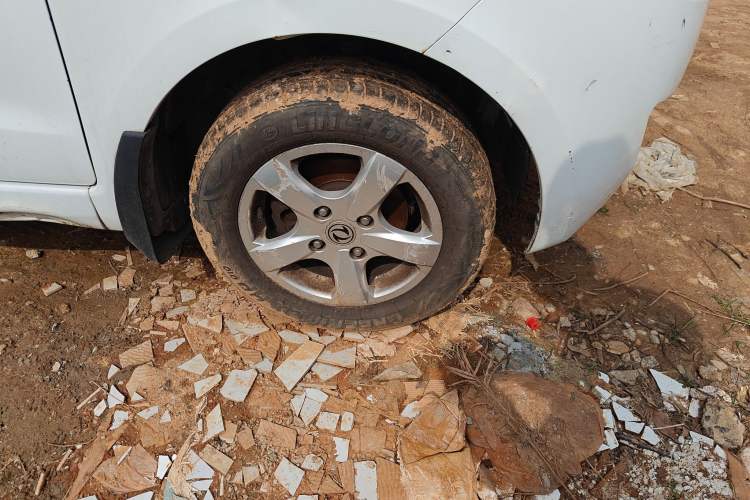 Used Dongfeng Fengon 330 2014 1.5L Manual Utility Version DK15 Right Front Wheel Hub