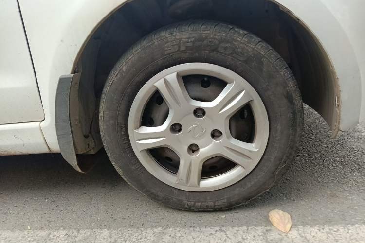 Used Dongfeng Fengon 330 2014 1.5L Manual Utility Version DK15 Right Front Wheel Hub