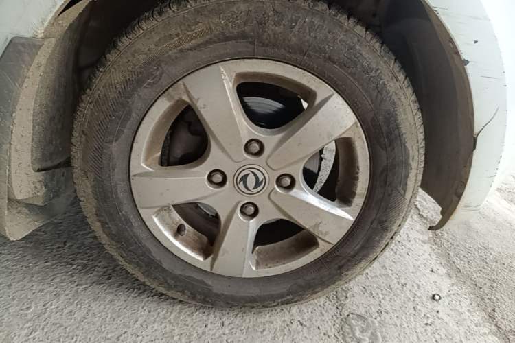Used Dongfeng Fengon 330 2014 1.5L Manual Utility Version DK15 Right Front Wheel Hub