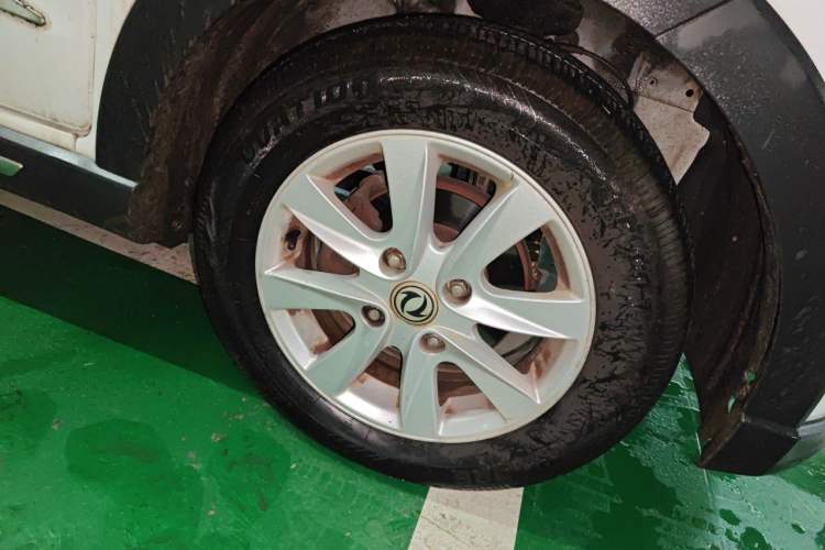 Used Dongfeng Fengon 330 2014 1.5L Manual Utility Version DK15 Right Front Wheel Hub