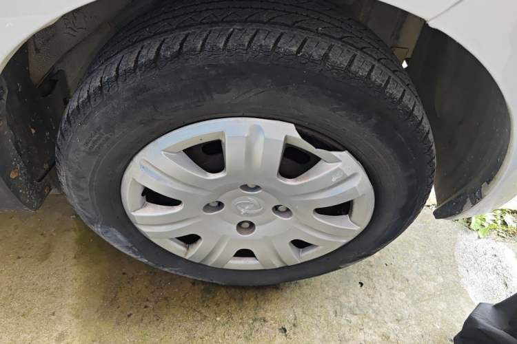 Used Dongfeng Fengon 330 2014 1.5L Manual Utility Version DK15 Right Front Wheel Hub
