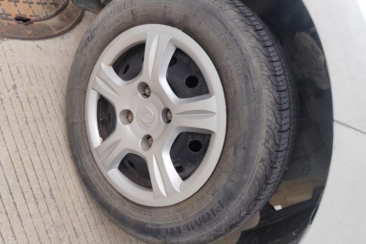 Used Dongfeng Fengon 330 2014 1.5L Manual Utility Version DK15 Right Front Wheel Hub