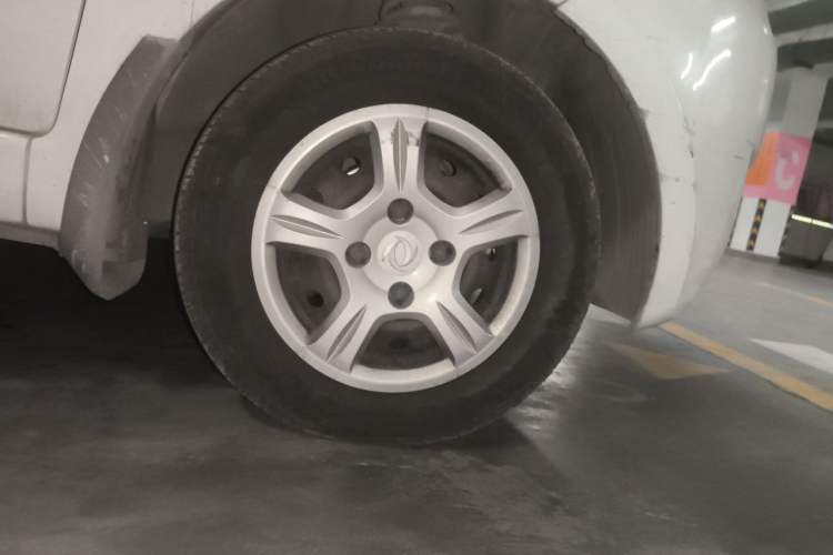 Used Dongfeng Fengon 330 2014 1.5L Manual Utility Version DK15 Right Front Wheel Hub