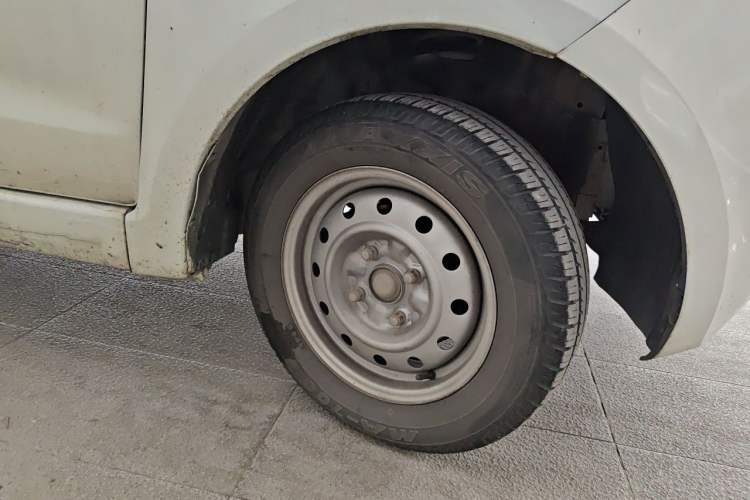 Used Dongfeng Fengon 330 2014 1.5L Manual Utility Version DK15 Right Front Wheel Hub