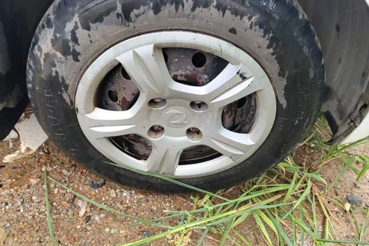 Used Dongfeng Fengon 330 2014 1.5L Manual Utility Version DK15 Right Front Wheel Hub