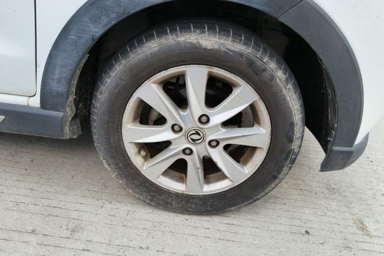 Used Dongfeng Fengon 330 2014 1.5L Manual Utility Version DK15 Right Front Wheel Hub