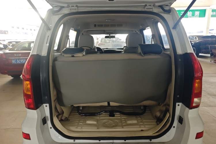 Used Dongfeng Fengon 330 2014 1.5L Manual Standard Edition DK15-02 Trunk