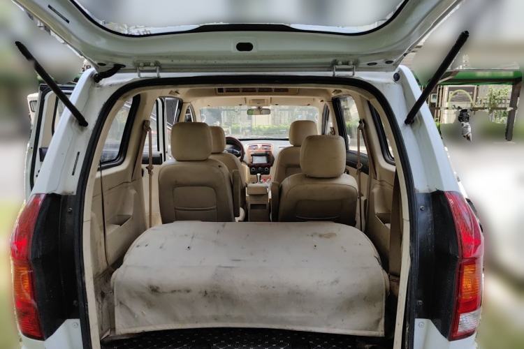 Used Dongfeng Fengon 330 2014 1.5L Manual Comfort Version DK15-02 Trunk