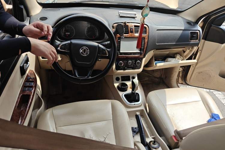 Used Dongfeng Fengon 330 2014 1.5L Manual Comfort Version DK15-02 Center Console
