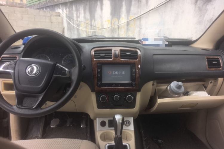 Used Dongfeng Fengon 330 2014 1.5L Manual Standard Edition DK15-02 Center Console