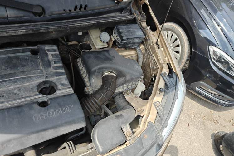 Used Dongfeng Fengon 330 2014 1.5L Manual Comfort Version DK15-02 Engine Bay Left