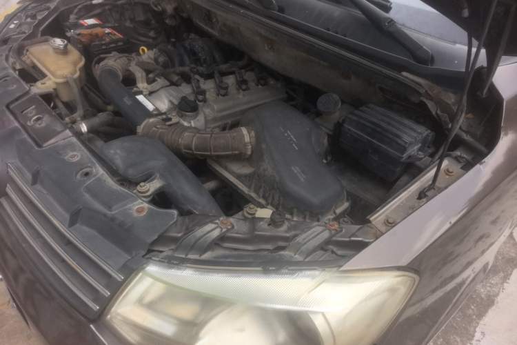 Used Dongfeng Fengon 330 2014 1.5L Manual Standard Edition DK15-02 Engine Bay Left