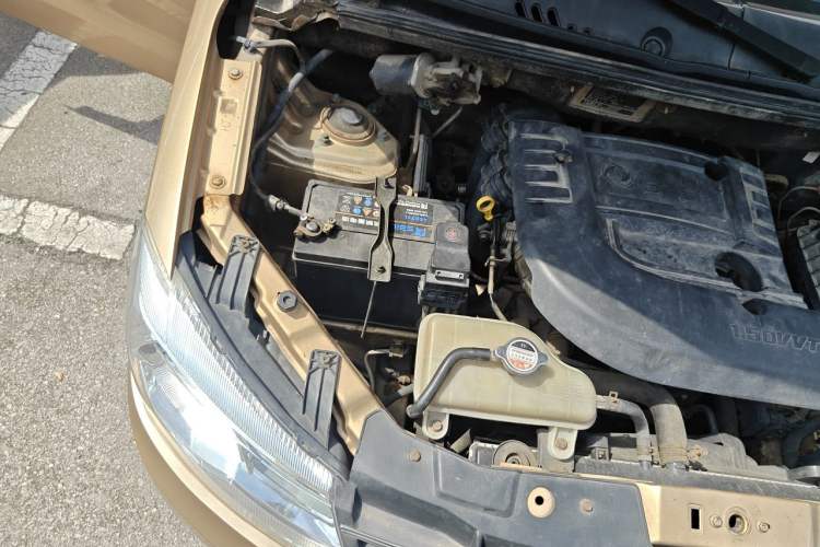 Used Dongfeng Fengon 330 2014 1.5L Manual Comfort Version DK15-02 Engine Bay Right