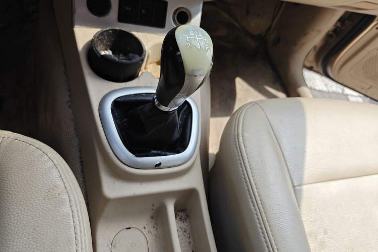 Used Dongfeng Fengon 330 2014 1.5L Manual Comfort Version DK15-02 Gear Lever