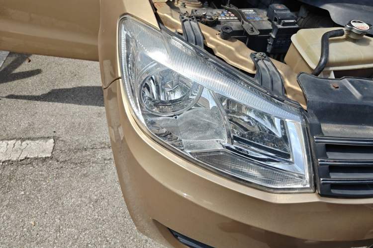 Used Dongfeng Fengon 330 2014 1.5L Manual Comfort Version DK15-02 Right Front Headlight