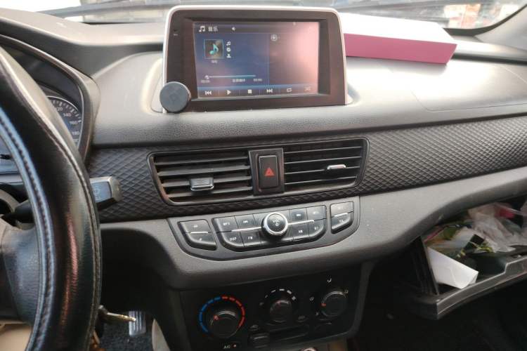 Used Dongfeng Fengon 330 2016 1.5L Manual Enjoyment Model DK15 Audio And AC Panel
