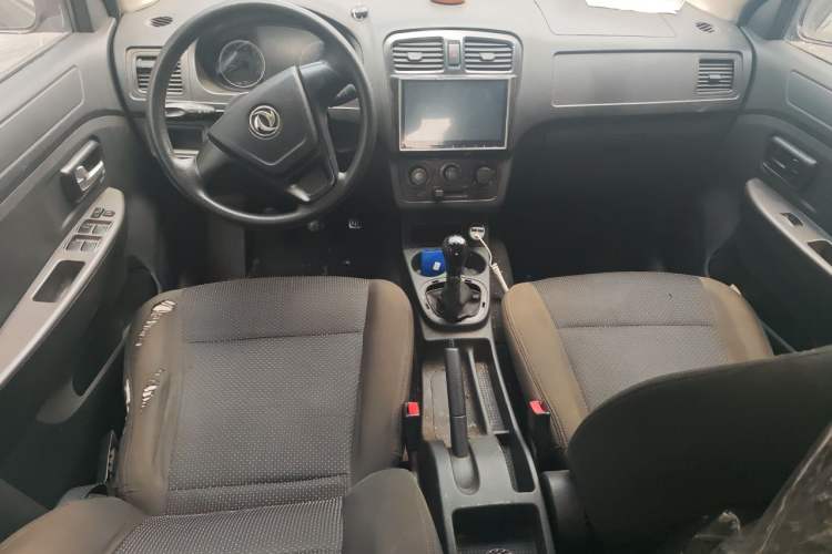 Used Dongfeng Fengon 330 2016 1.2L Manual Base Version DK12-07 Center Console