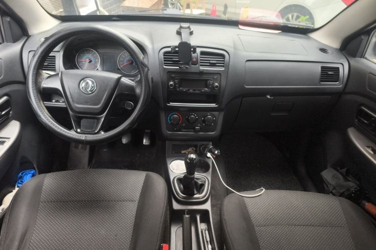 Used Dongfeng Fengon 330 2016 1.2L Manual Base Version DK12-07 Center Console