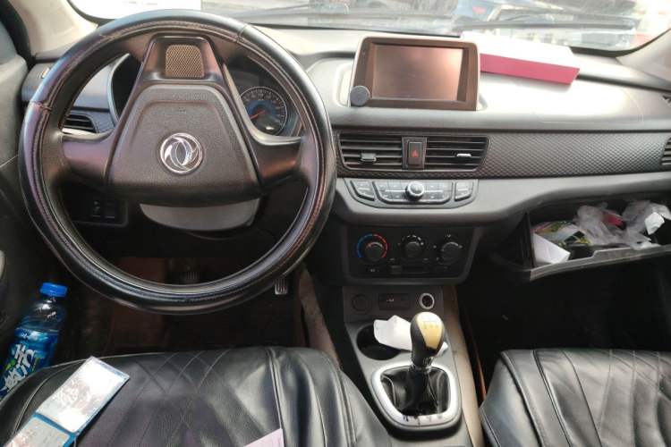 Used Dongfeng Fengon 330 2016 1.5L Manual Enjoyment Model DK15 Center Console