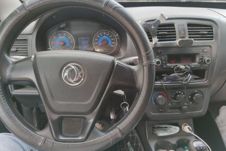 Used Dongfeng Fengon 330 2016 1.5L Manual Enjoyment Model DK15 Center Console