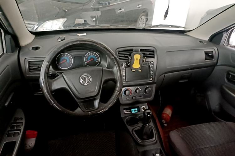 Used Dongfeng Fengon 330 2016 1.2L Manual Base Version DK12-07 Center Console