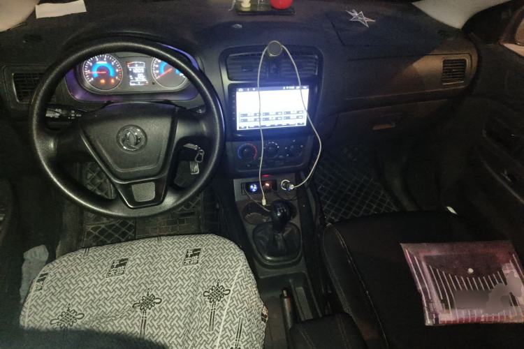 Used Dongfeng Fengon 330 2016 1.5L Manual Enjoyment Model DK15 Center Console