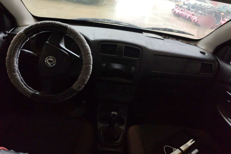 Used Dongfeng Fengon 330 2016 1.2L Manual Base Version DK12-07 Center Console