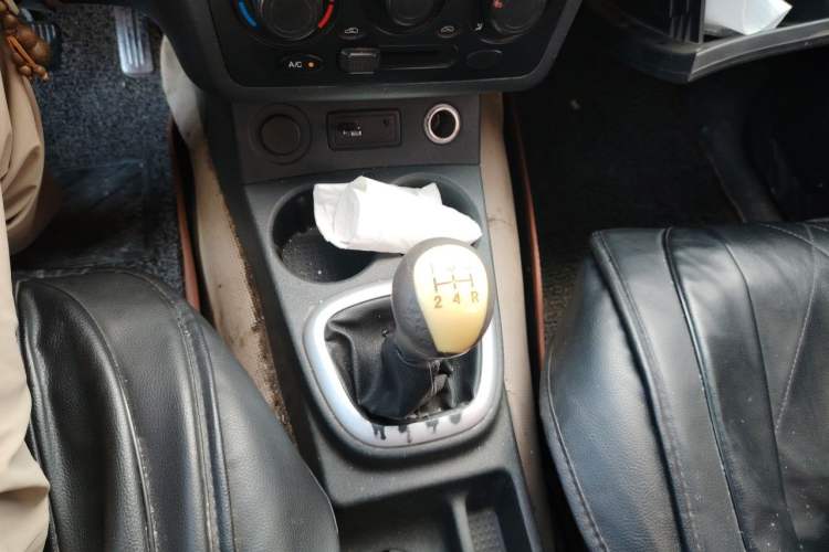 Used Dongfeng Fengon 330 2016 1.5L Manual Enjoyment Model DK15 Gear Lever