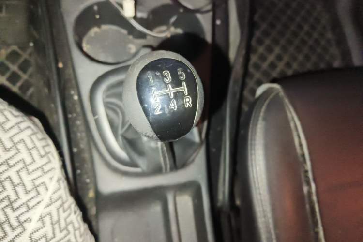 Used Dongfeng Fengon 330 2016 1.5L Manual Enjoyment Model DK15 Gear Lever