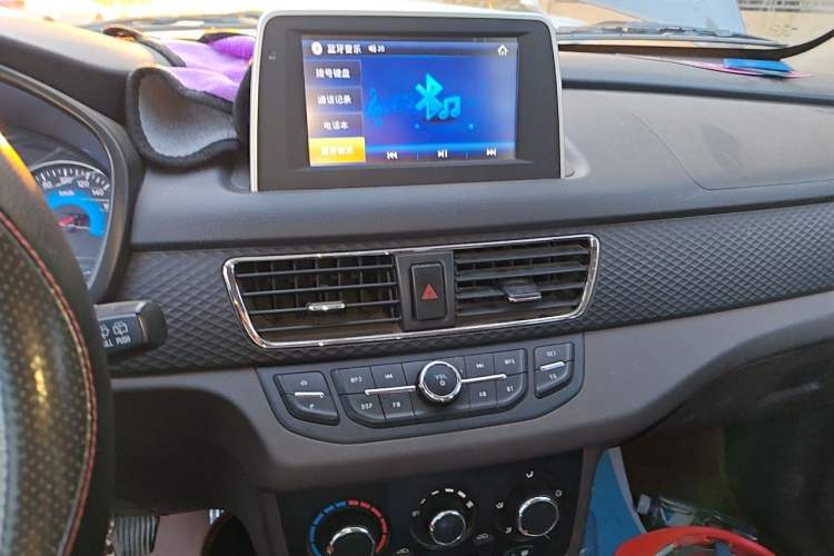 Used Dongfeng Fengon 330 2016 1.5L Manual Enjoyment Model DK15 Audio And AC Panel