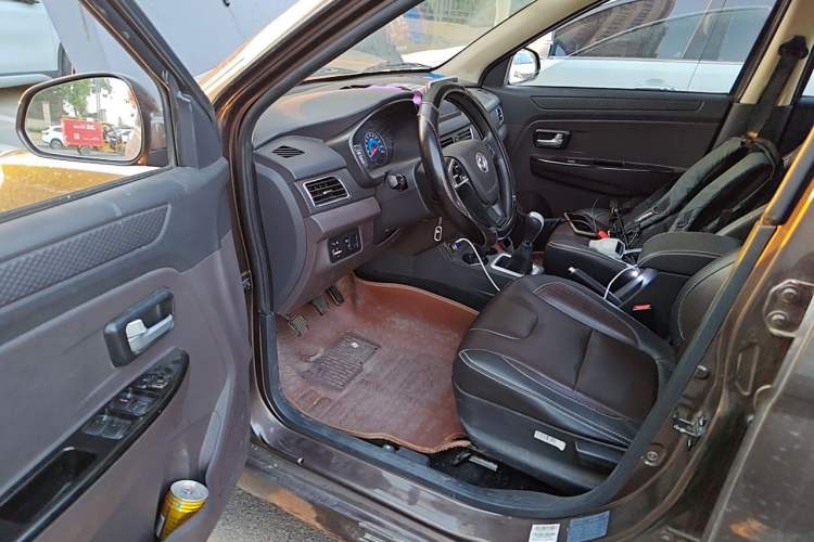 Used Dongfeng Fengon 330 2016 1.5L Manual Enjoyment Model DK15 Driver Seat