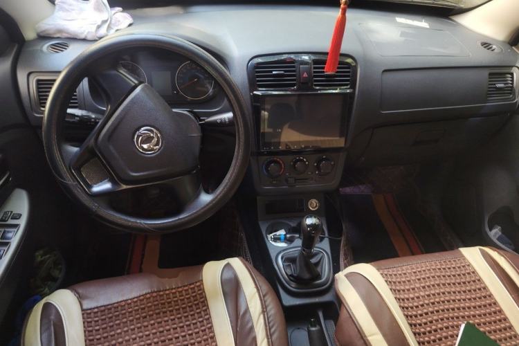 Used Dongfeng Fengon 330 2016 1.5L Manual Enjoyment Model DK15 Center Console