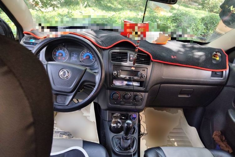 Used Dongfeng Fengon 330 2016 1.2L Manual Base Version DK12-07 Center Console