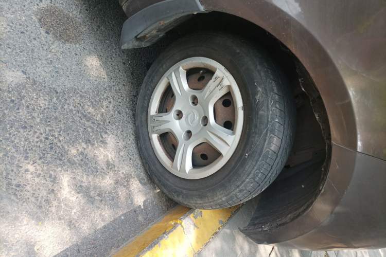 Used Dongfeng Fengon 330  Right Front Wheel Hub