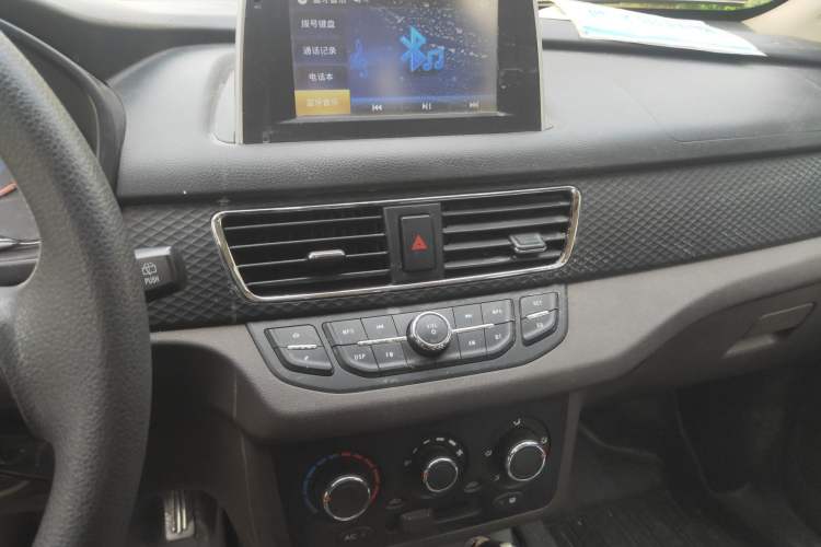 Used Dongfeng Fengon 330 2016 1.5L Manual Enjoyment Model DK15 Audio And AC Panel