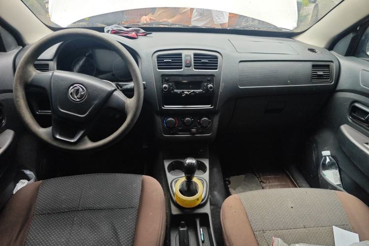 Used Dongfeng Fengon 330 2016 1.2L Manual Base Version DK12-07 Center Console