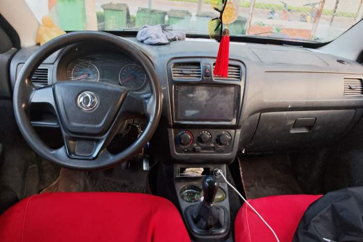 Used Dongfeng Fengon 330 2016 1.2L Manual Base Version DK12-07 Center Console