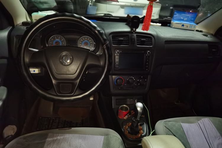 Used Dongfeng Fengon 330 2016 1.2L Manual Base Version DK12-07 Center Console