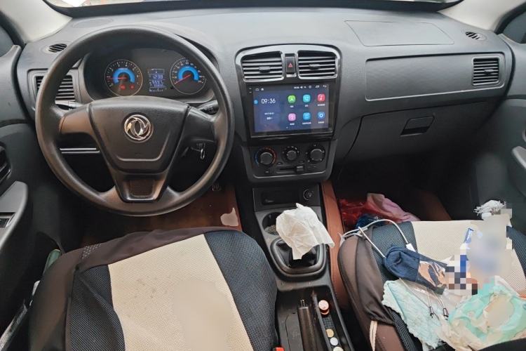 Used Dongfeng Fengon 330 2016 1.2L Manual Base Version DK12-07 Center Console